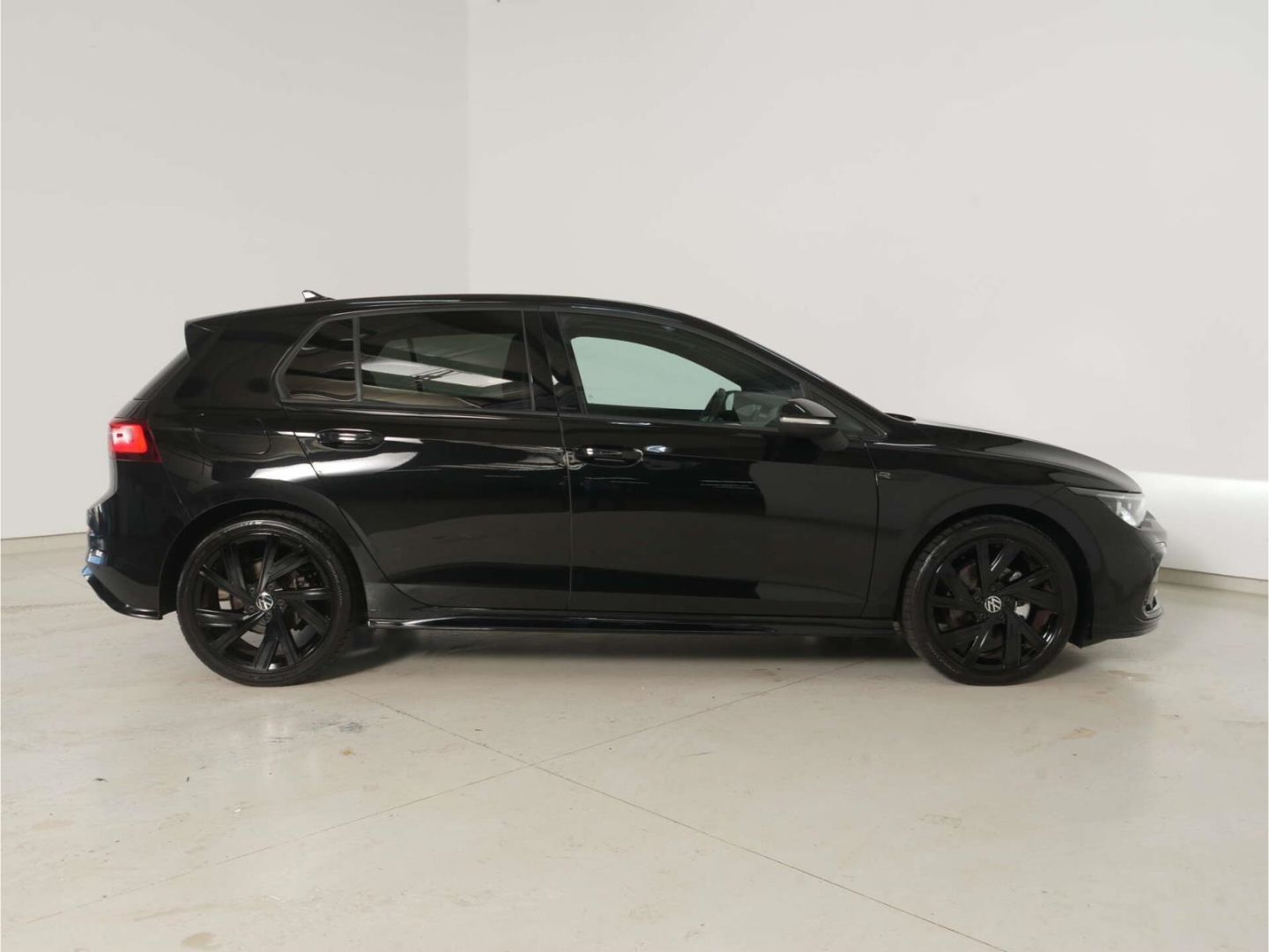Volkswagen Golf 2024 г. Чёрный, пробег 15839 км