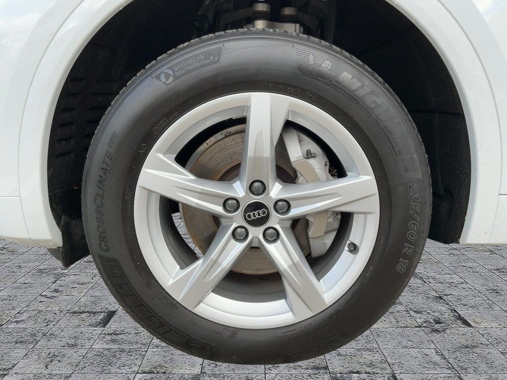 Audi Q5 2023 г. Белый, пробег 33560 км