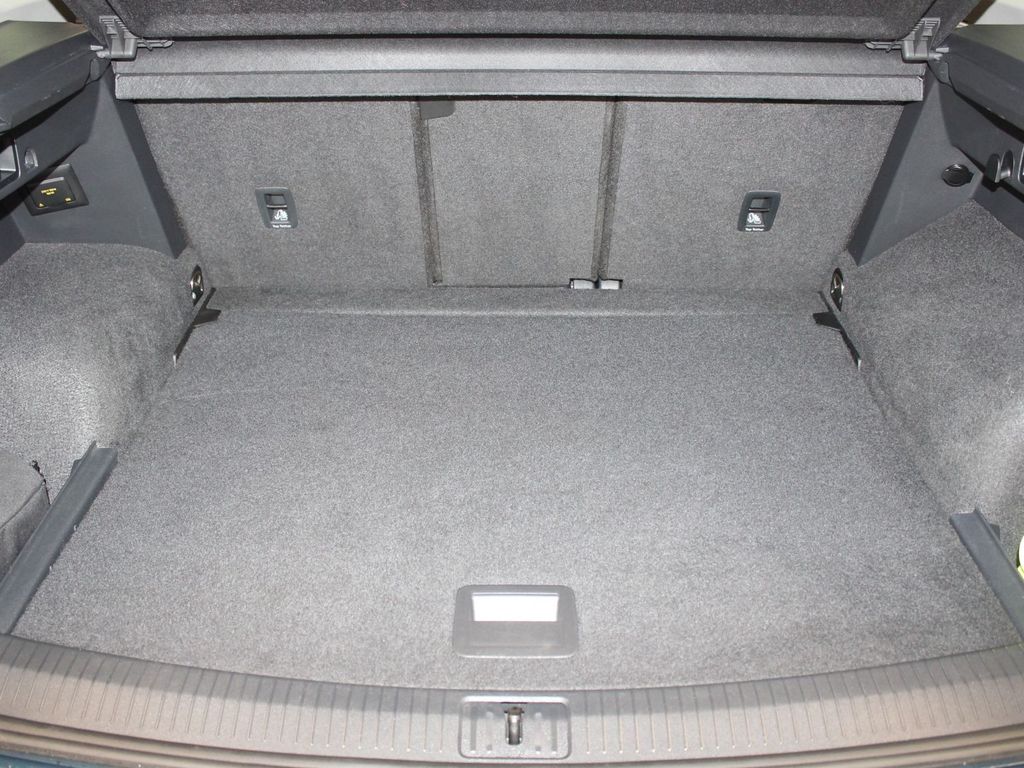 Volkswagen Tiguan 2023 г. Синий, пробег 56314 км