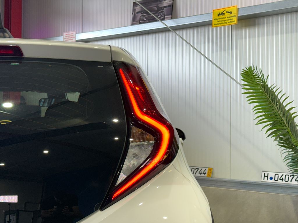 Toyota AYGO (X) 2022 г. Белый, пробег 57040 км