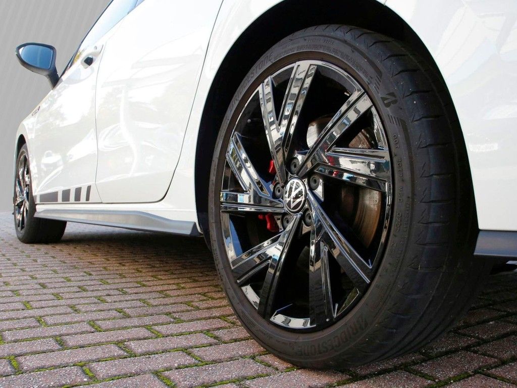 Volkswagen Golf 2023 г. Белый, пробег 43950 км
