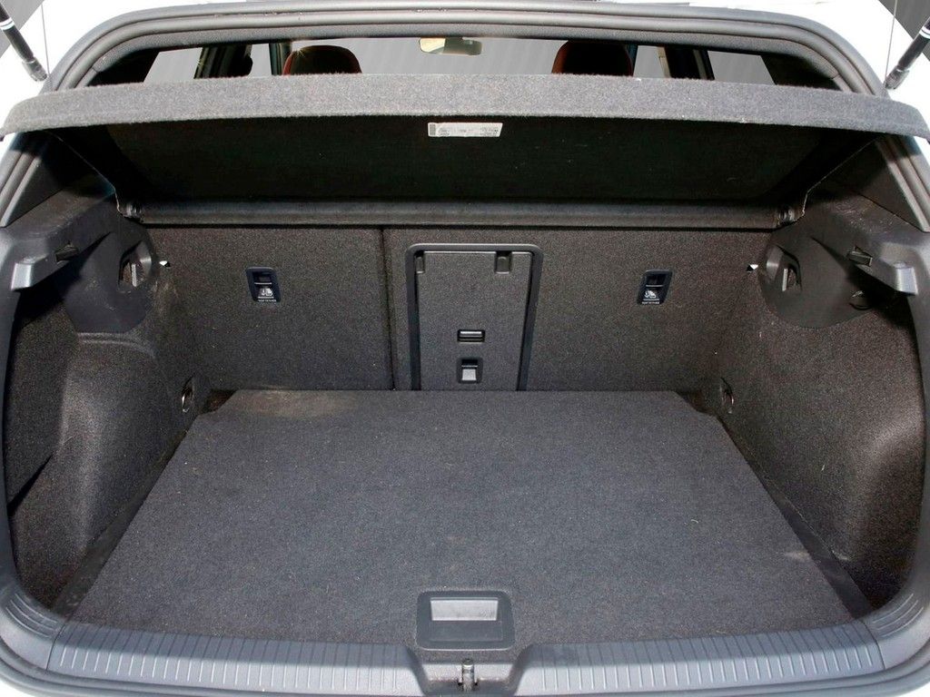 Volkswagen Golf 2023 г. Белый, пробег 43950 км