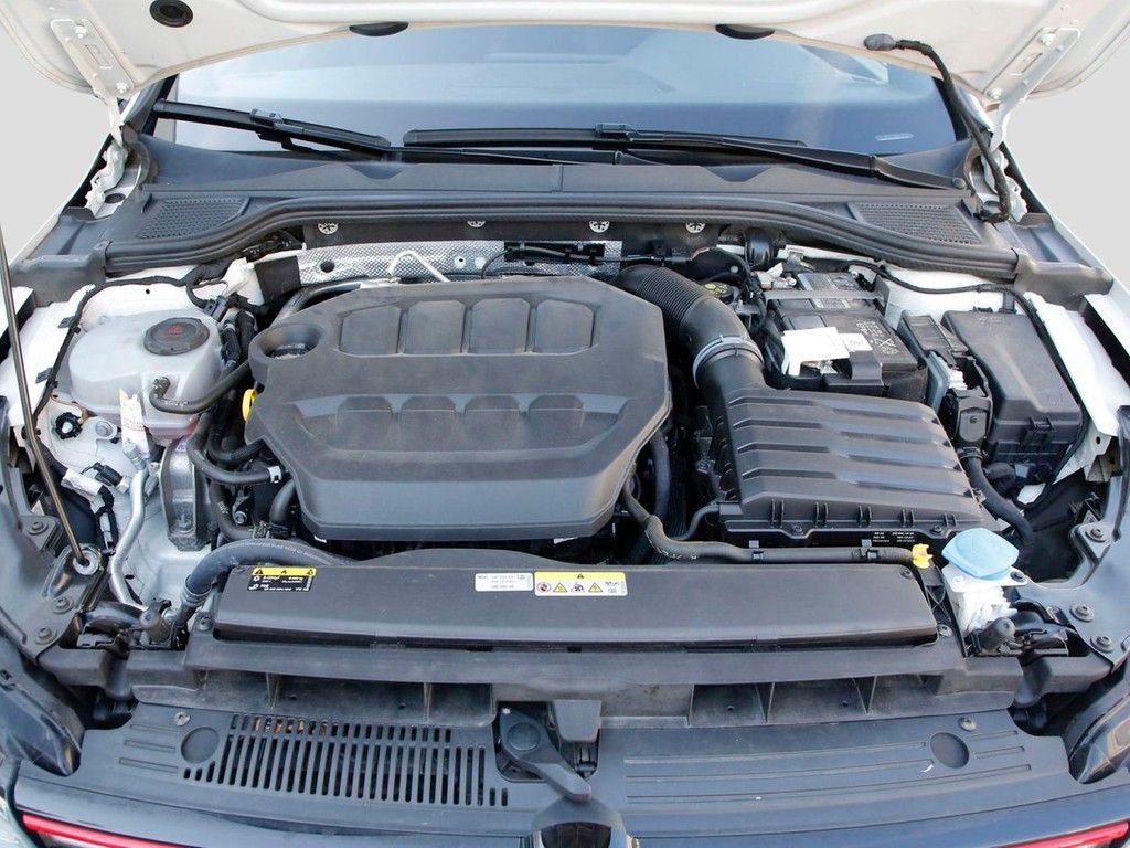 Volkswagen Golf 2023 г. Белый, пробег 43950 км