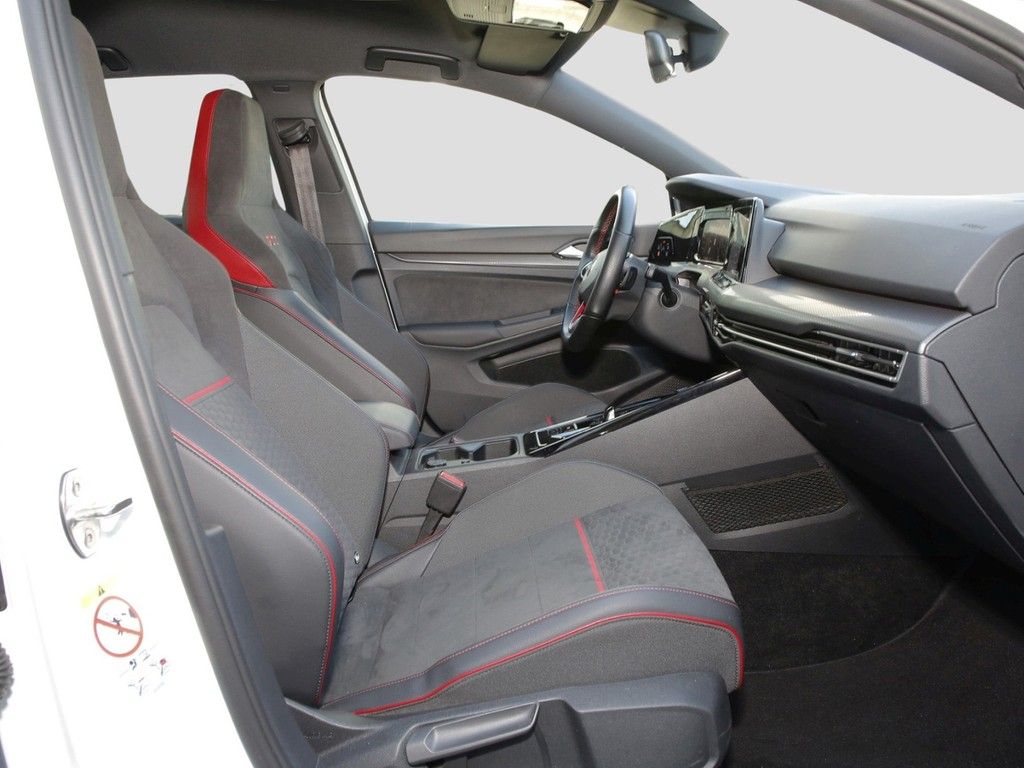 Volkswagen Golf 2023 г. Белый, пробег 43950 км
