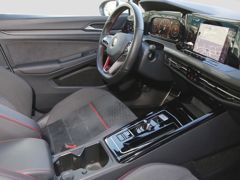 Volkswagen Golf 2023 г. Белый, пробег 43950 км