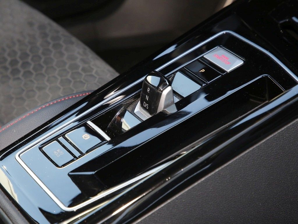 Volkswagen Golf 2023 г. Белый, пробег 43950 км