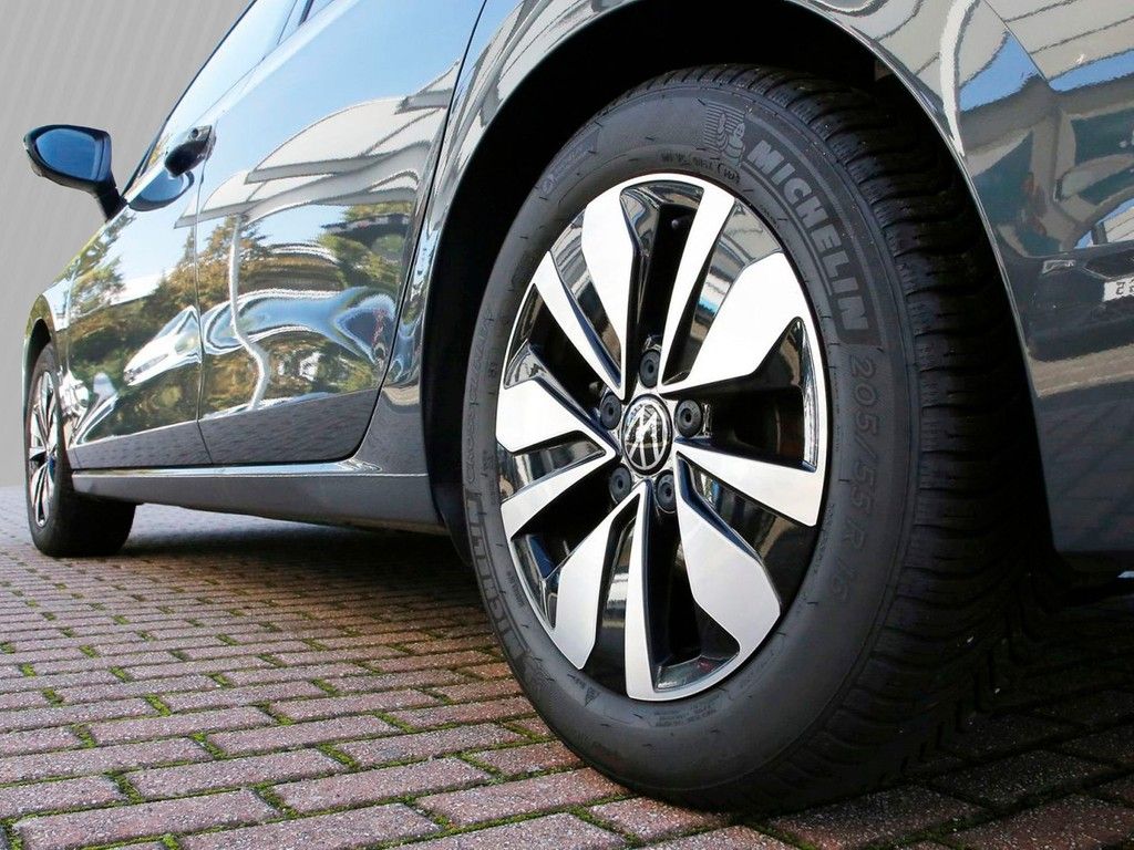 Volkswagen Golf 2025 г. Серый, пробег 25430 км