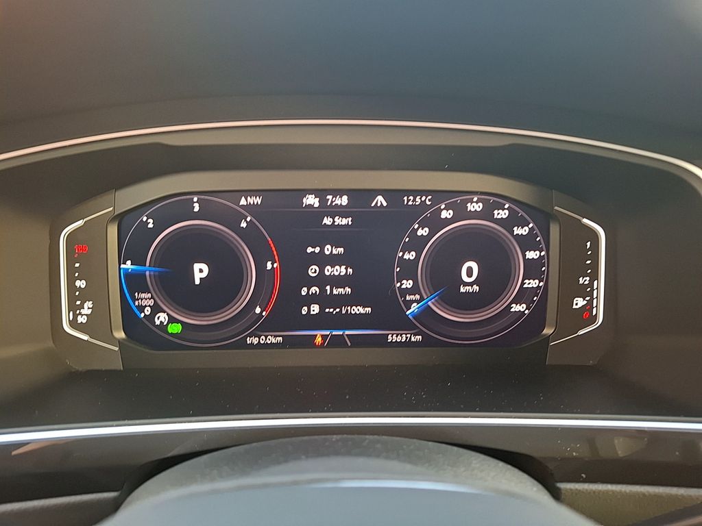 Volkswagen Tiguan 2023 г. Белый, пробег 56000 км