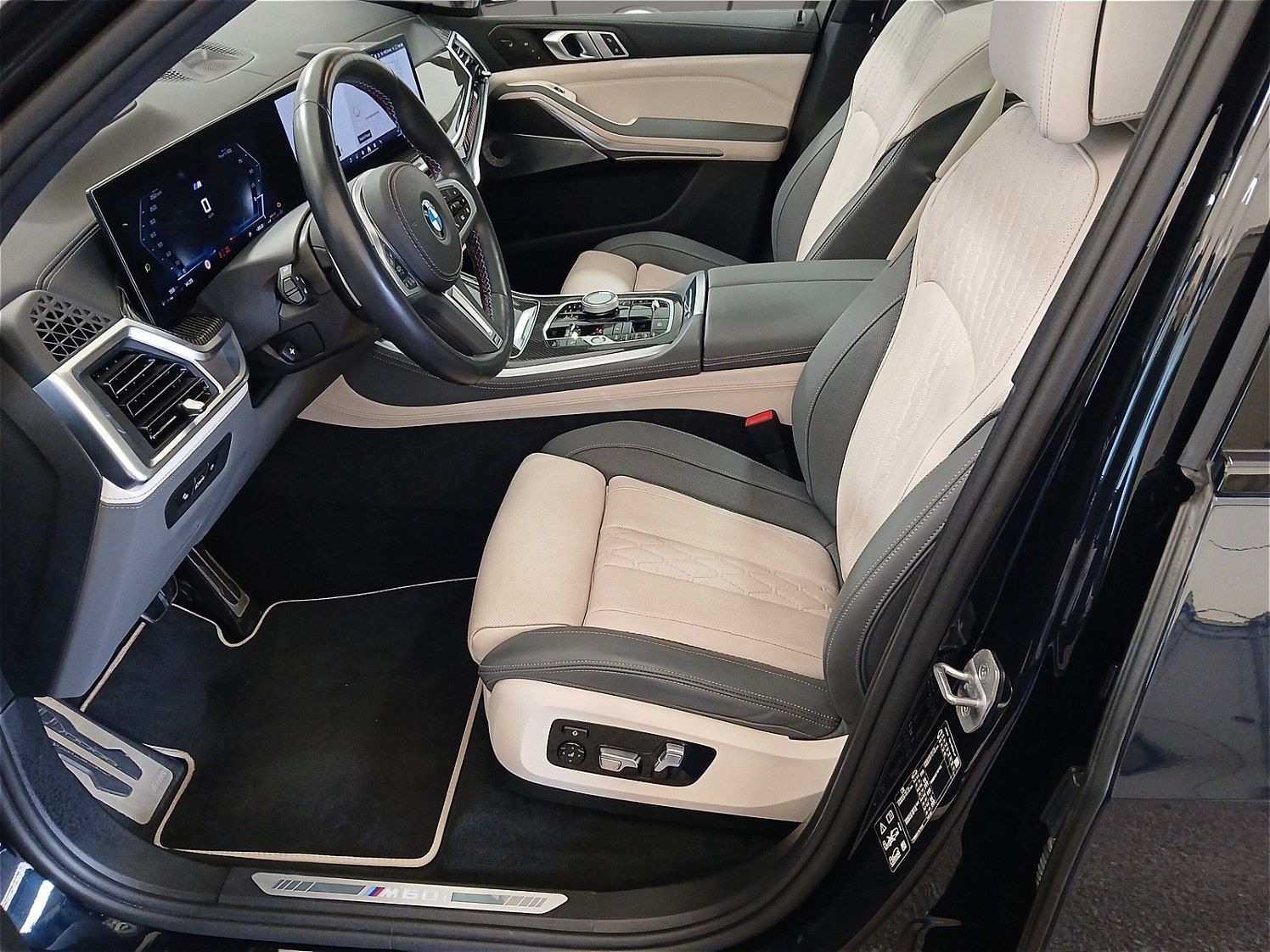 BMW X5 M60 2023 г. Чёрный, пробег 55058 км