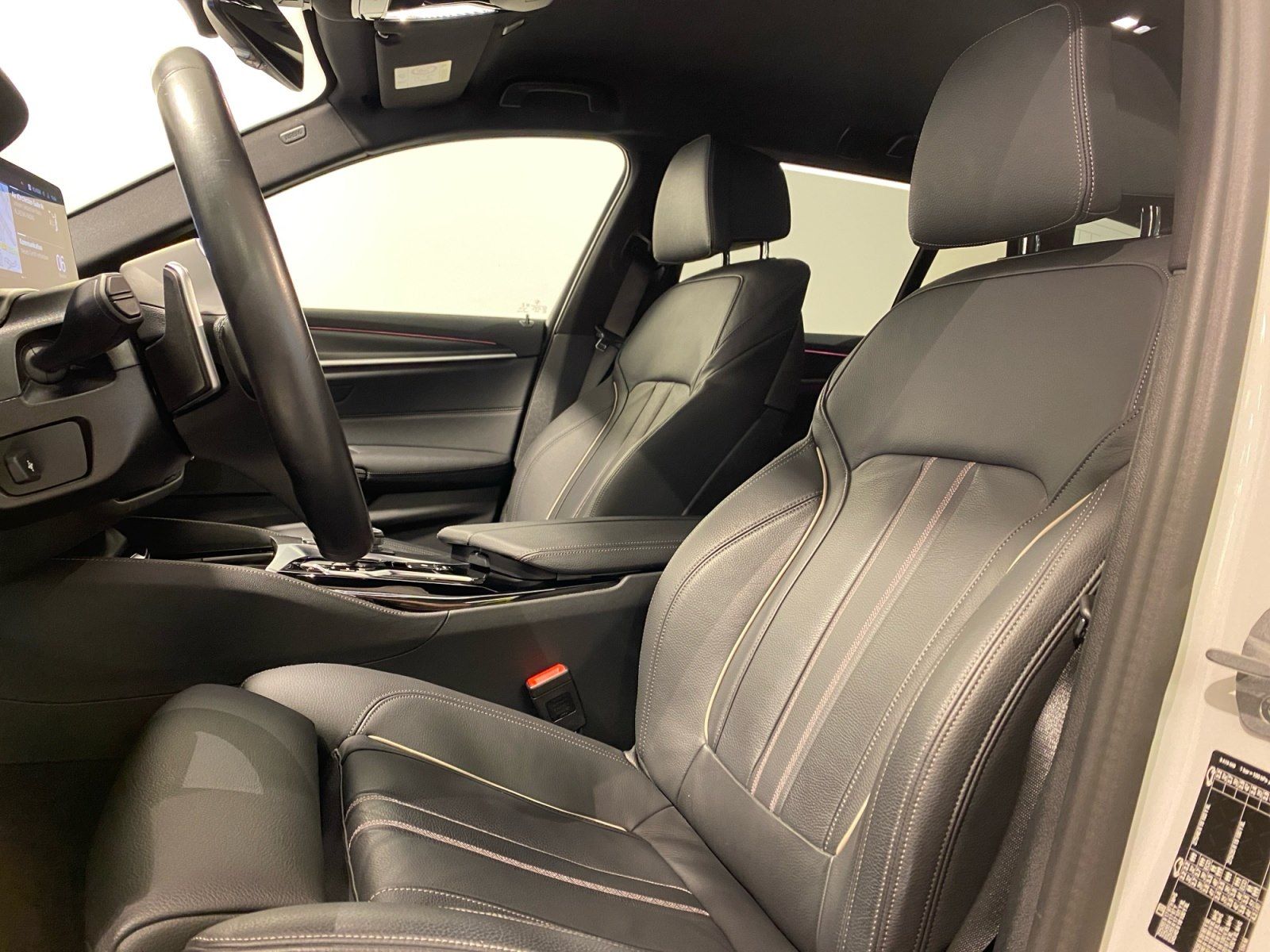 BMW 520 2022 г. Белый, пробег 54881 км