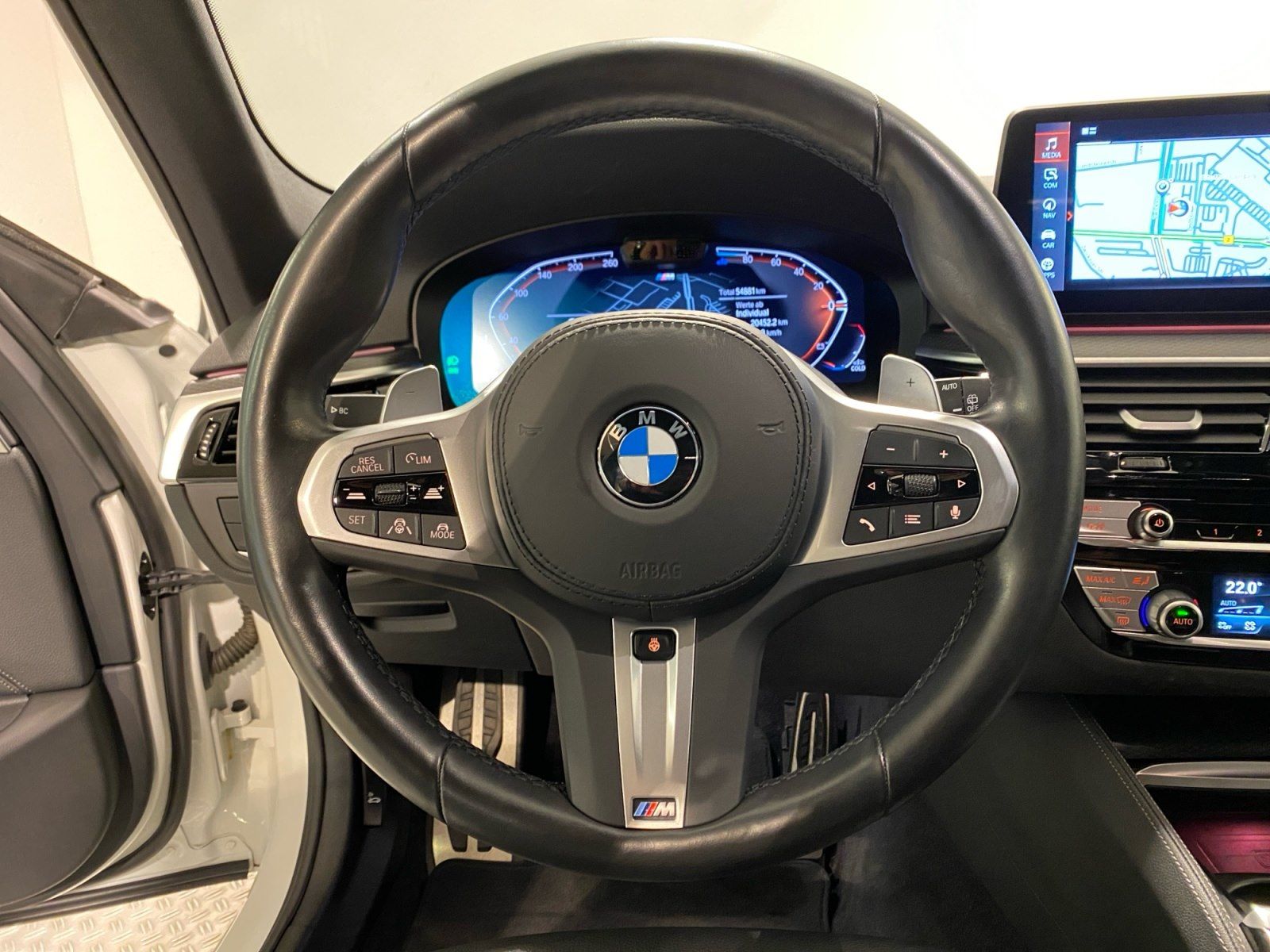 BMW 520 2022 г. Белый, пробег 54881 км