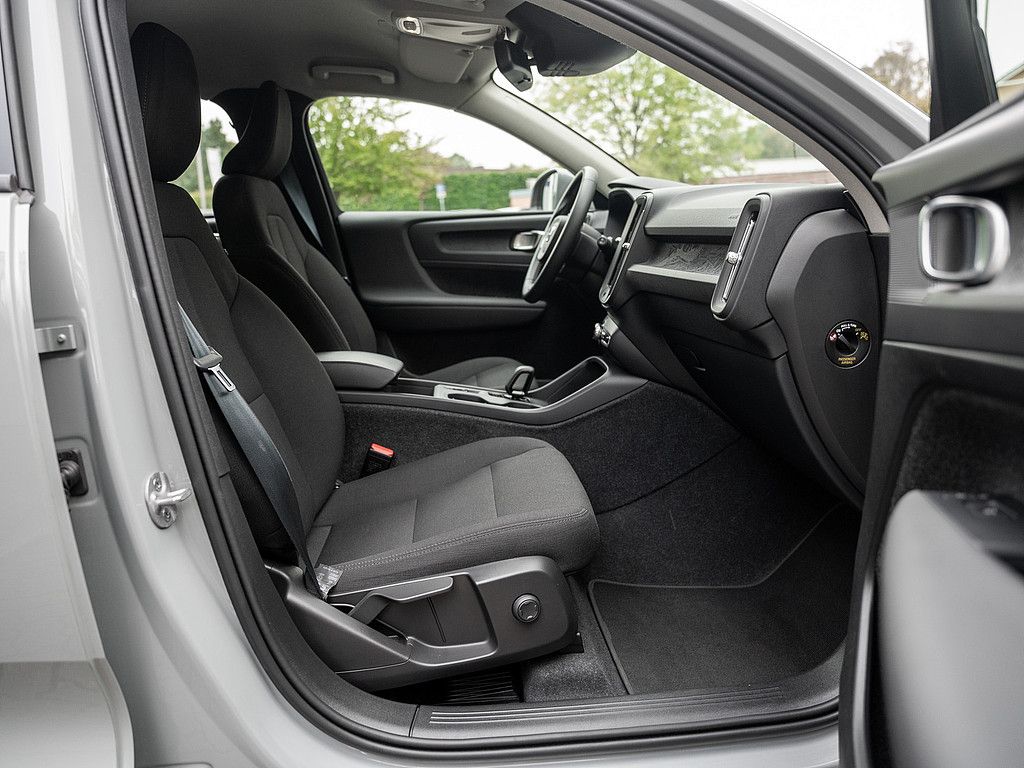 Volvo XC40 2023 г. Серый, пробег 39500 км