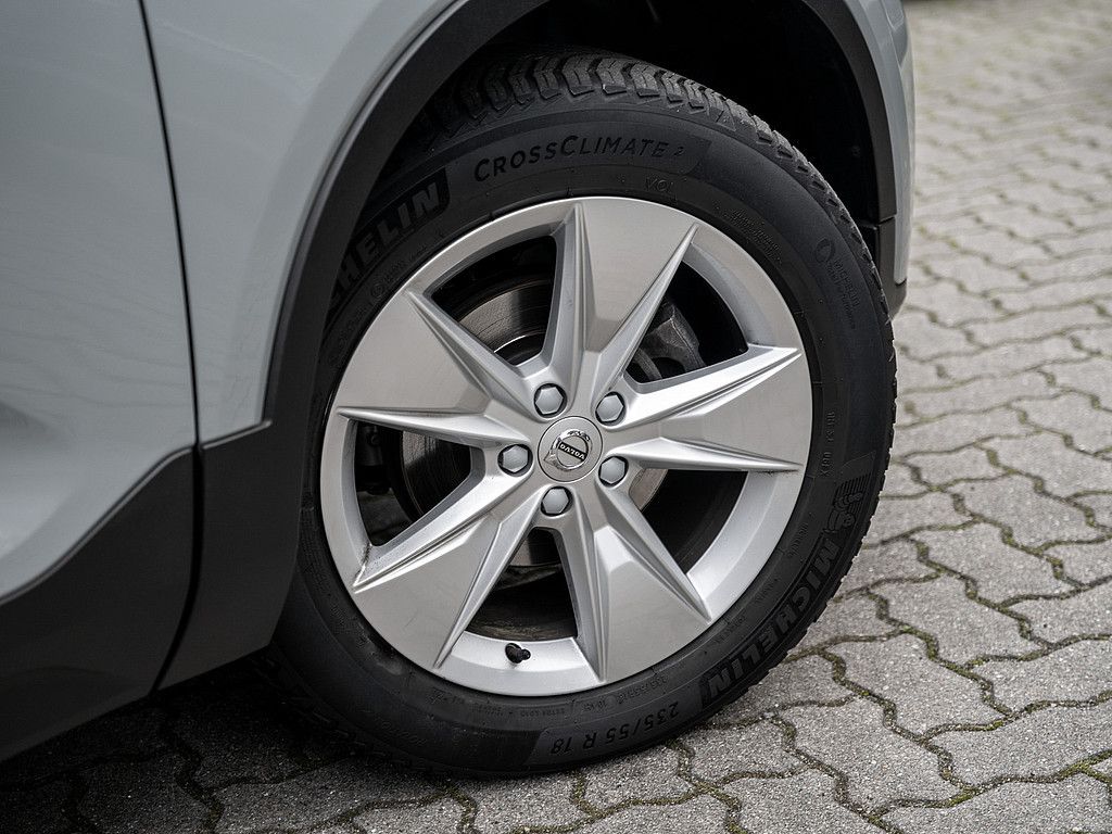 Volvo XC40 2023 г. Серый, пробег 39500 км