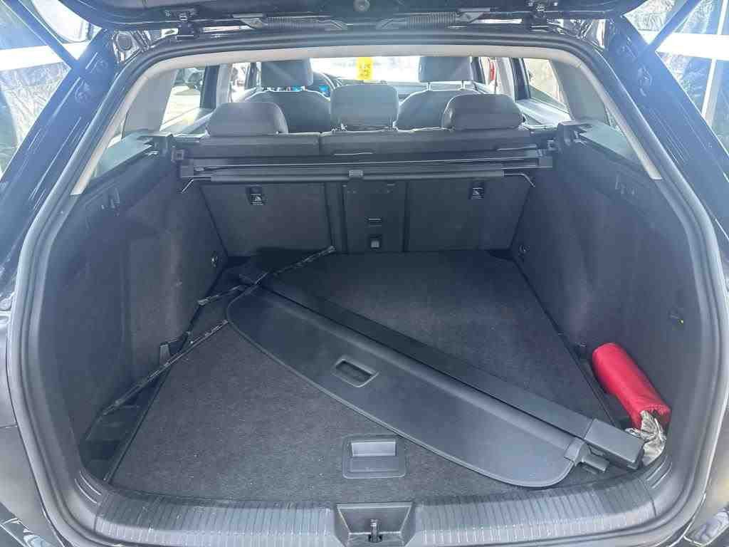 Volkswagen Golf 2023 г. Чёрный, пробег 60000 км