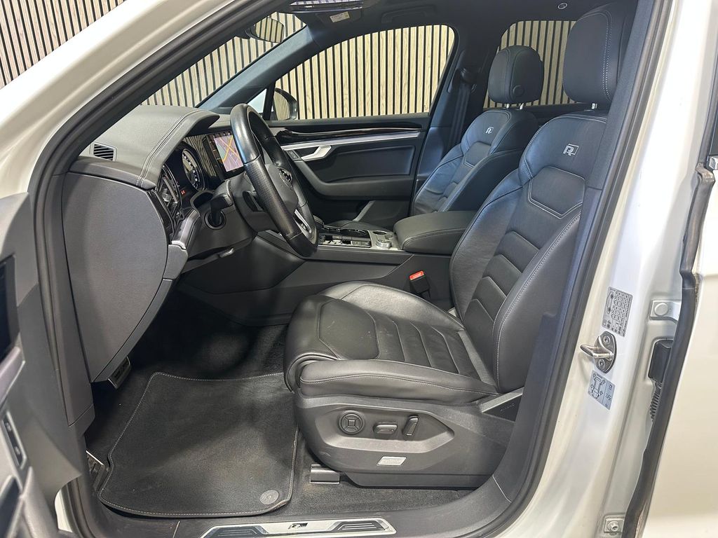Volkswagen Touareg 2021 г. Белый, пробег 41840 км