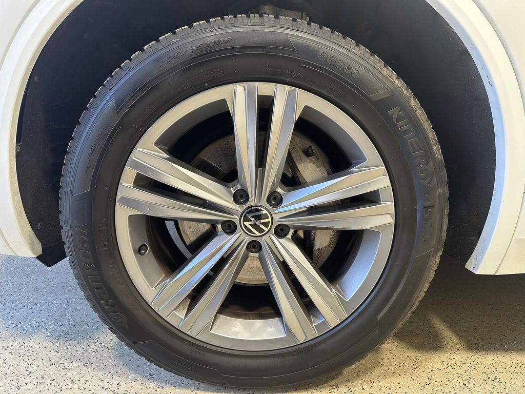 Volkswagen Touareg 2021 г. Белый, пробег 41840 км