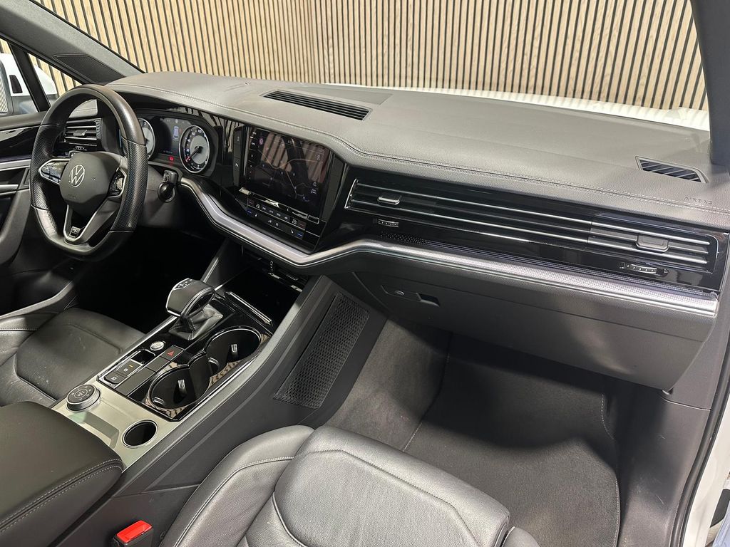 Volkswagen Touareg 2021 г. Белый, пробег 41840 км