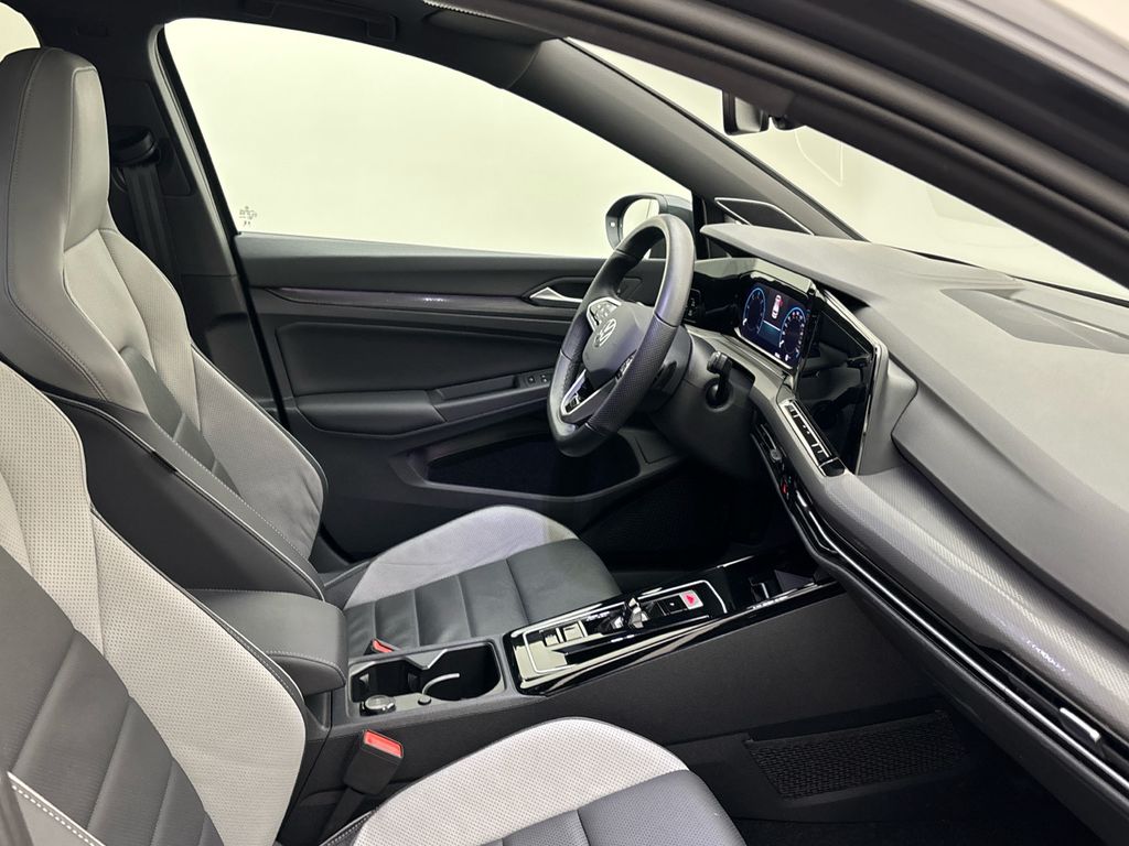 Volkswagen Golf 2024 г. Серый, пробег 37839 км