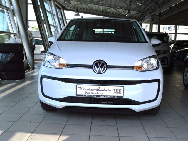 Volkswagen up! 2023 г. Белый, пробег 26800 км