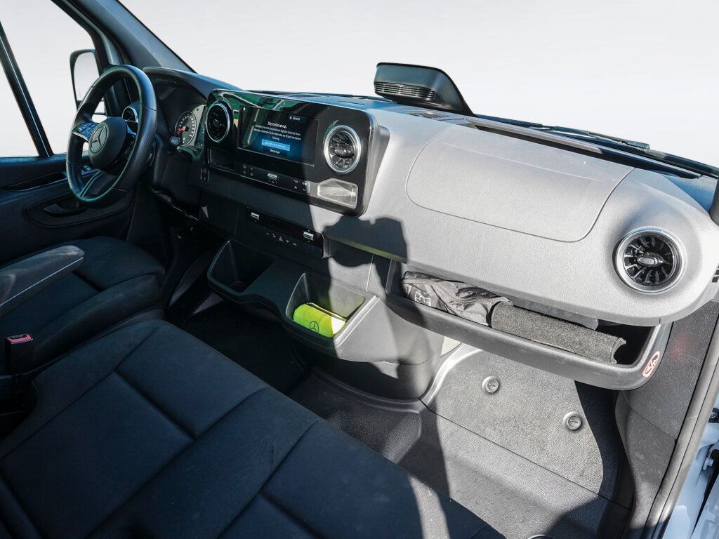 Mercedes-Benz SPRINTER 2024 г. Белый, пробег 52700 км