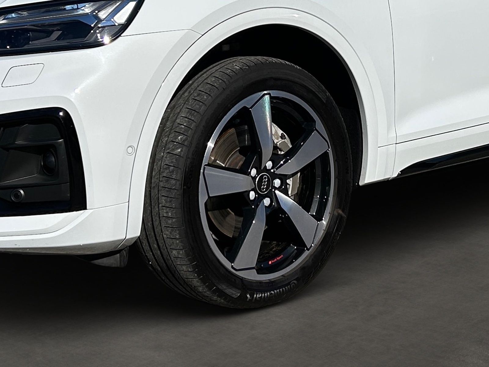 Audi Q5 2023 г. Белый, пробег 43415 км