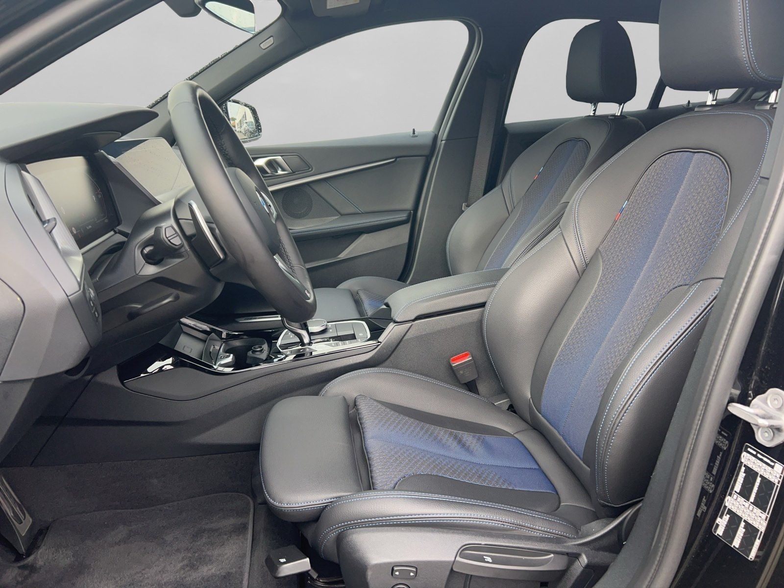 BMW 120 2023 г. Чёрный, пробег 43600 км