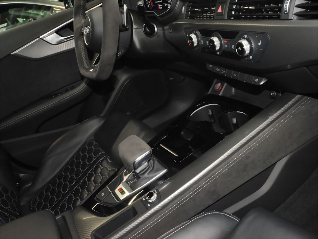 Audi RS4 2024 г. Чёрный, пробег 44100 км