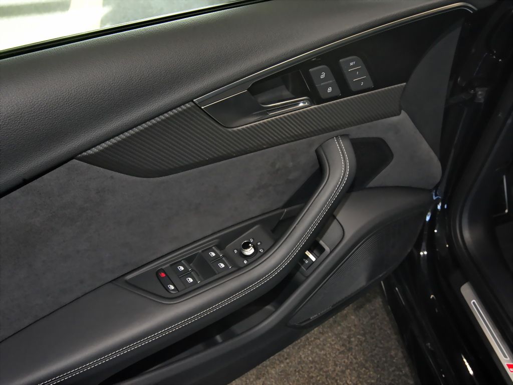 Audi RS4 2024 г. Чёрный, пробег 44100 км