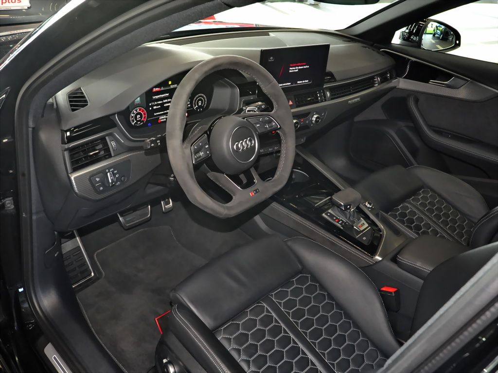 Audi RS4 2024 г. Чёрный, пробег 44100 км