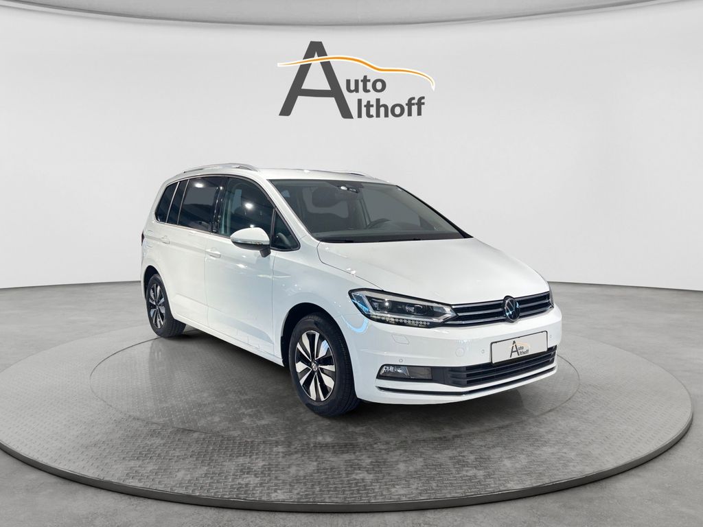 Volkswagen Touran 2023 г. Белый, пробег 42600 км