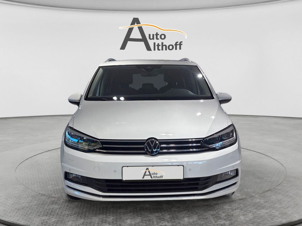 Volkswagen Touran 2023 г. Белый, пробег 42600 км