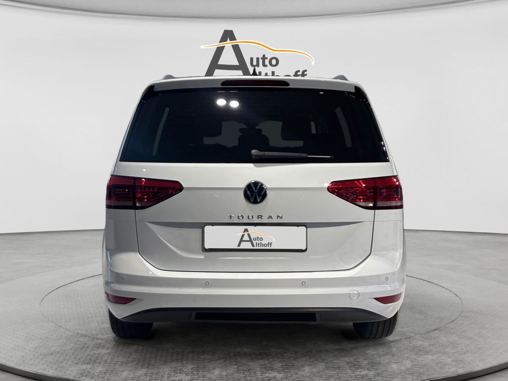 Volkswagen Touran 2023 г. Белый, пробег 42600 км