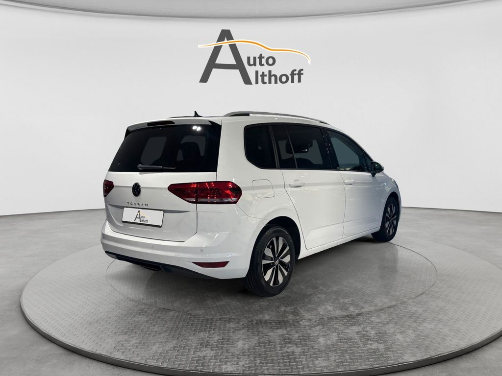 Volkswagen Touran 2023 г. Белый, пробег 42600 км