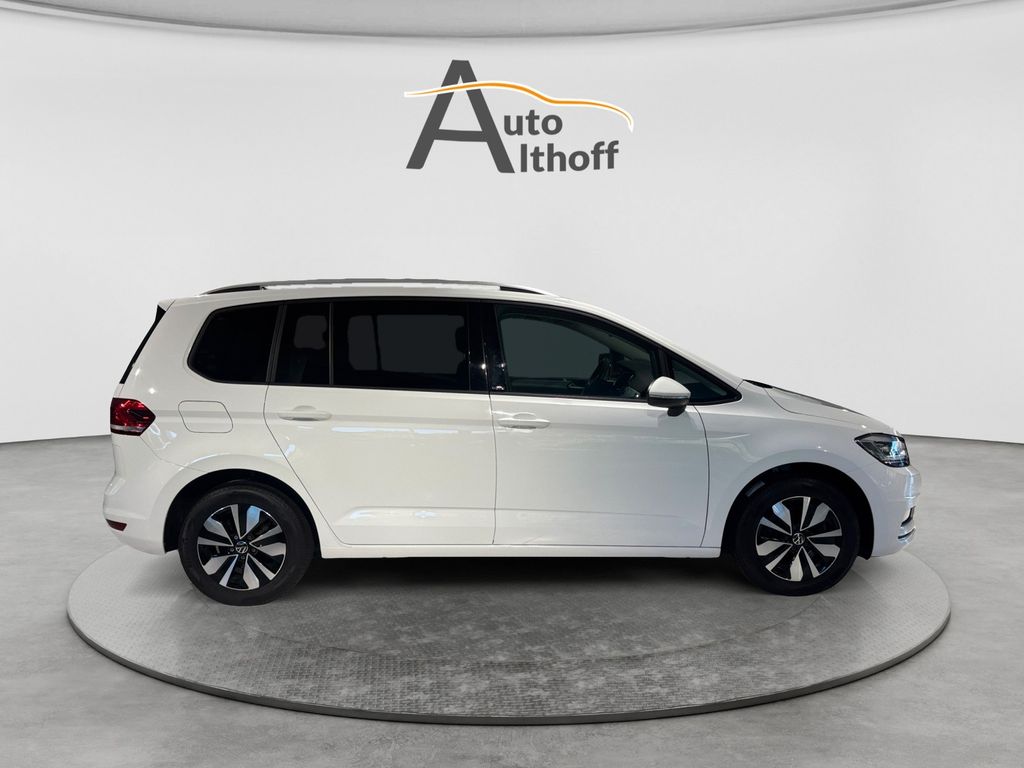 Volkswagen Touran 2023 г. Белый, пробег 42600 км