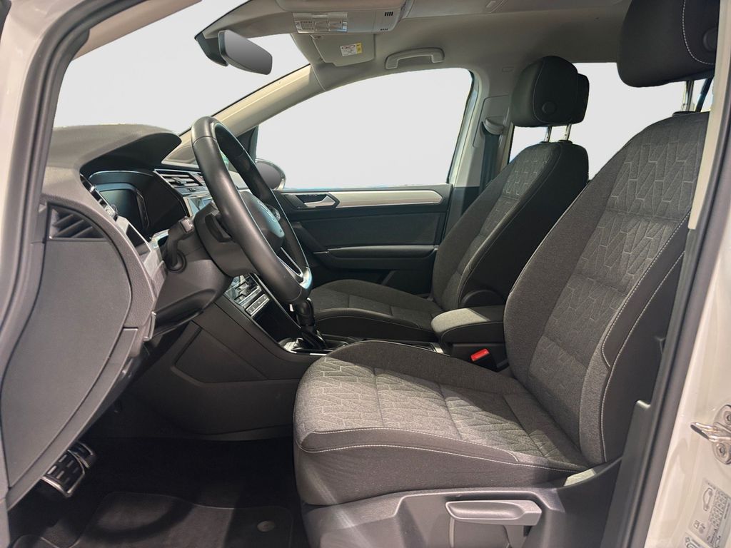 Volkswagen Touran 2023 г. Белый, пробег 42600 км