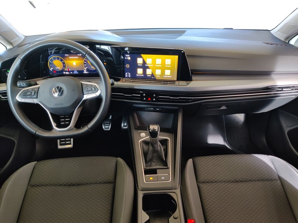 Volkswagen Golf 2023 г. Белый, пробег 43100 км