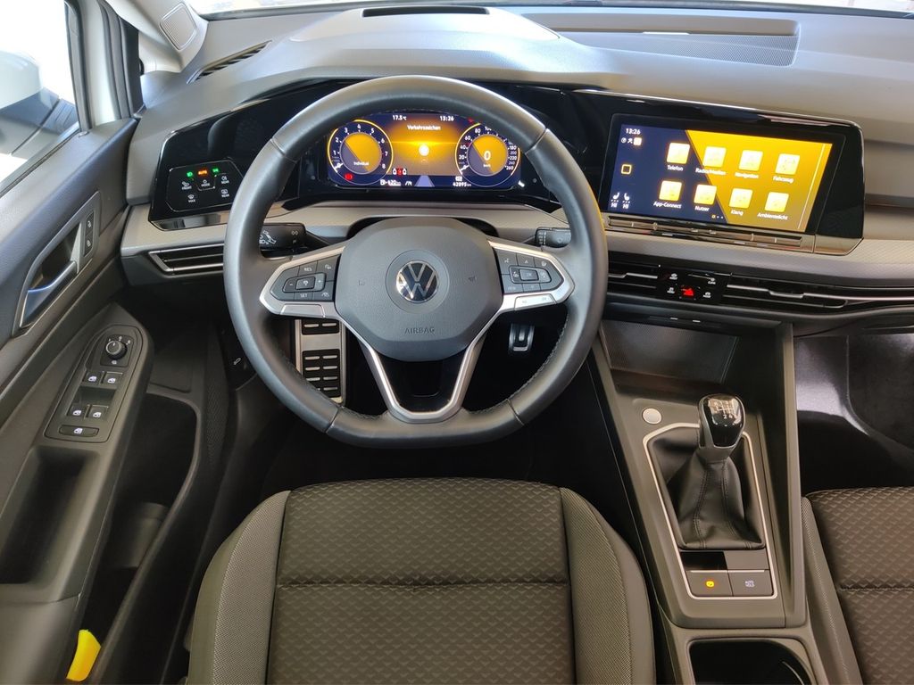 Volkswagen Golf 2023 г. Белый, пробег 43100 км