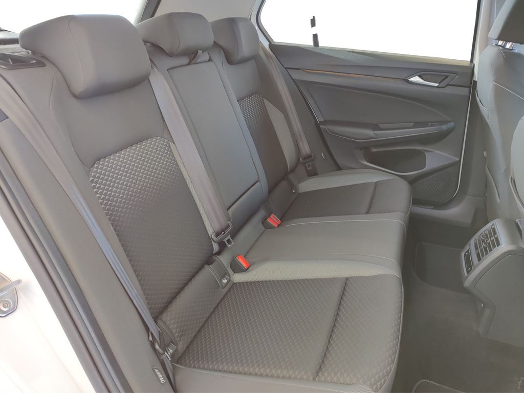 Volkswagen Golf 2023 г. Белый, пробег 43100 км