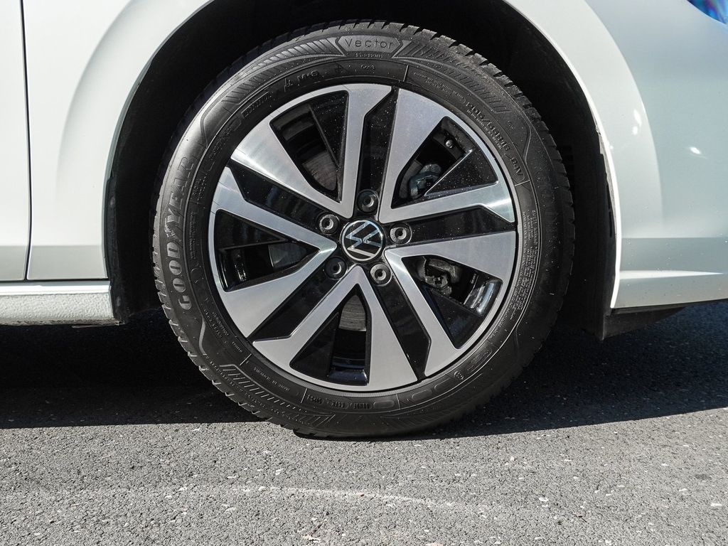 Volkswagen Golf 2026 г. Белый, пробег 26124 км