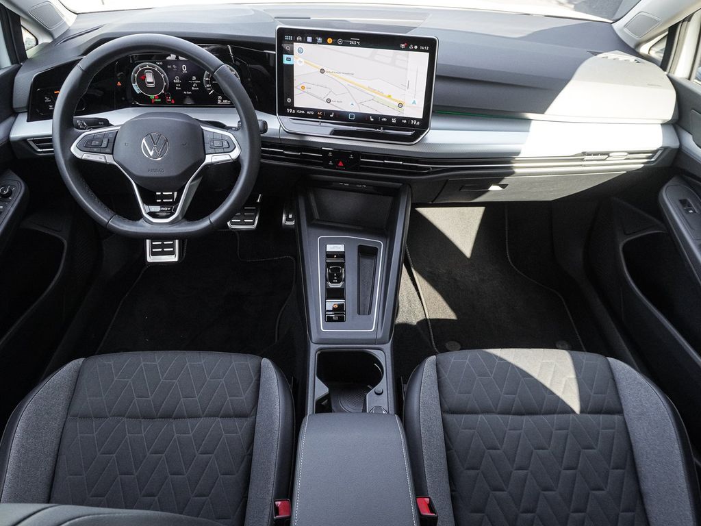 Volkswagen Golf 2026 г. Белый, пробег 26124 км