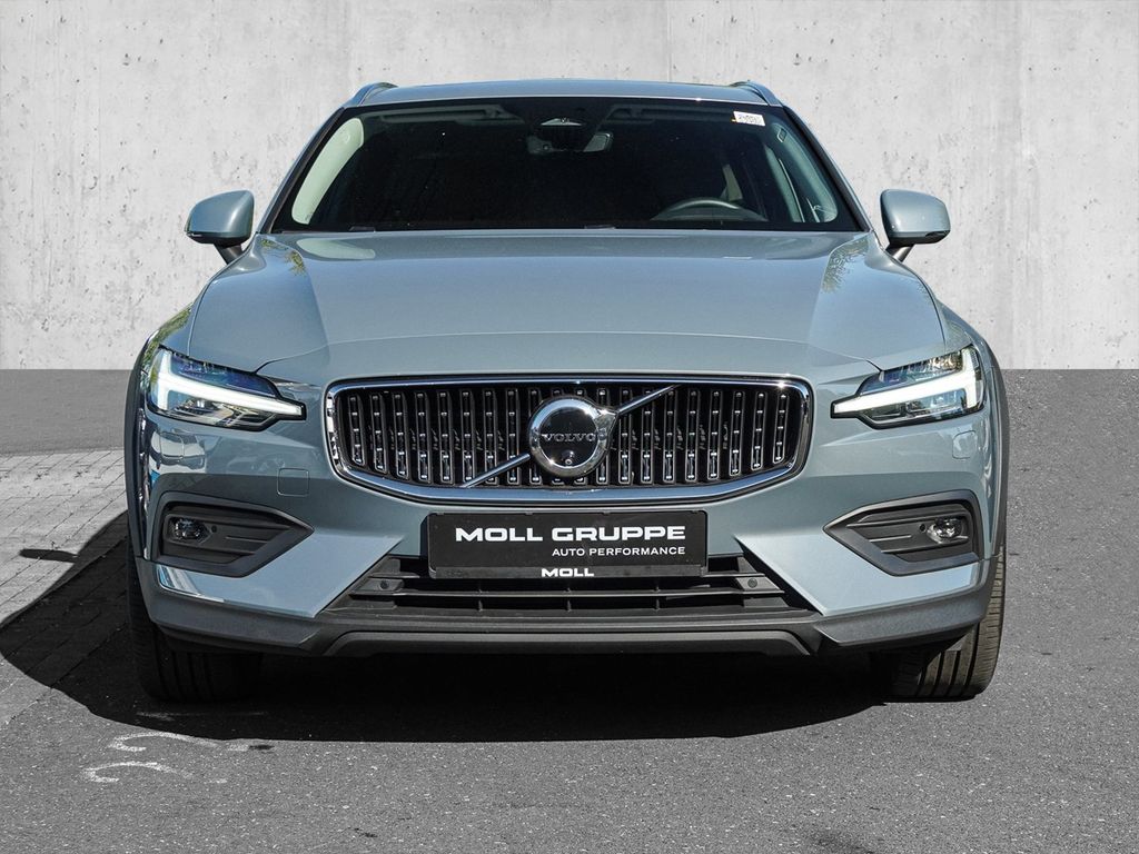 Volvo V60 Cross Country 2024 г. Серебристый, пробег 16120 км