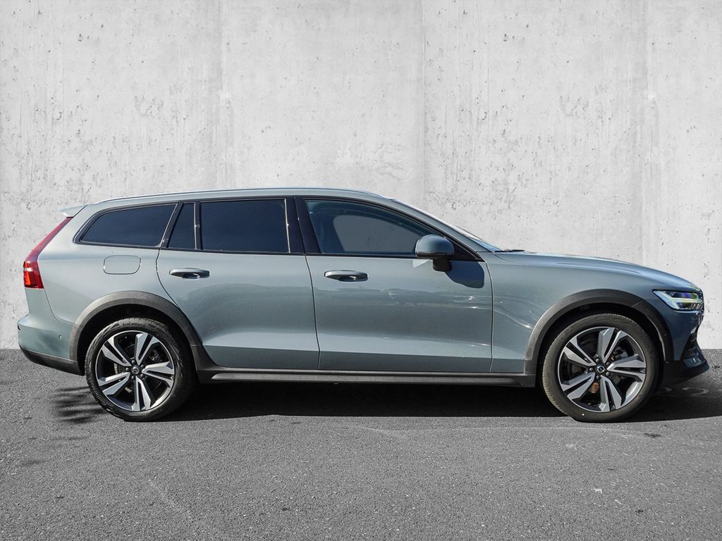 Volvo V60 Cross Country 2024 г. Серебристый, пробег 16120 км