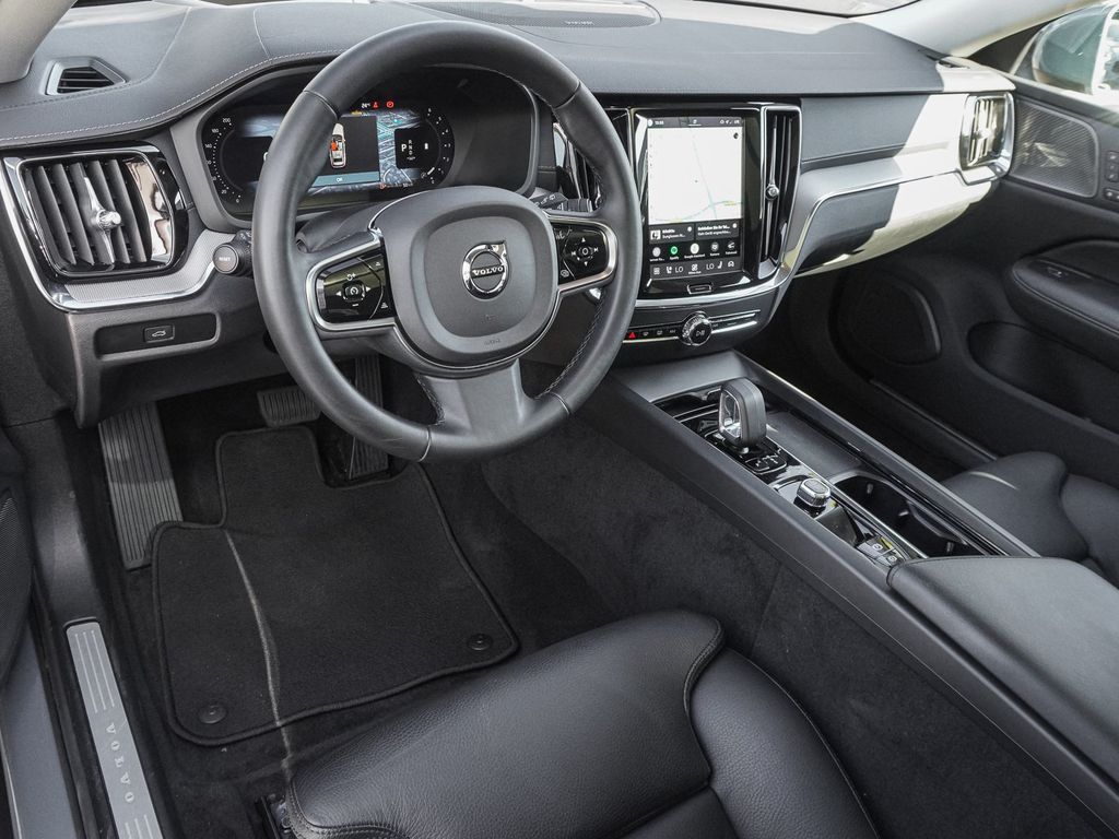 Volvo V60 Cross Country 2024 г. Серебристый, пробег 16120 км