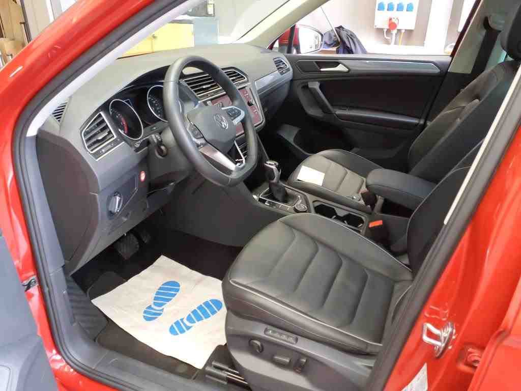 Volkswagen Tiguan 2023 г. Красный, пробег 40700 км