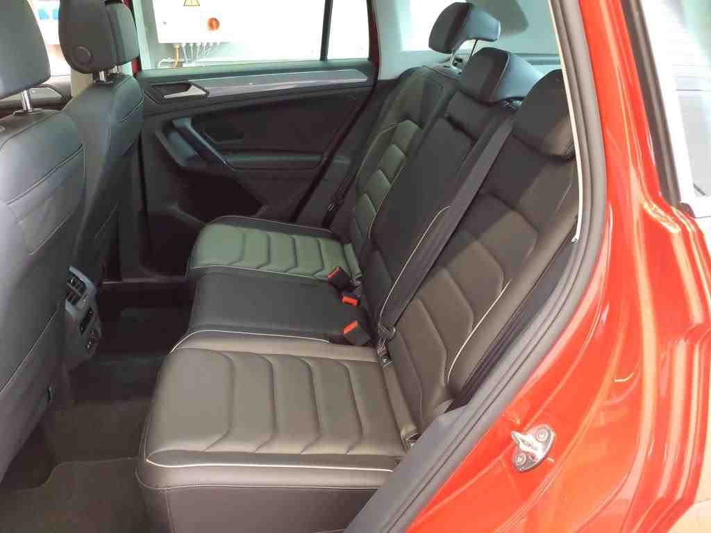 Volkswagen Tiguan 2023 г. Красный, пробег 40700 км