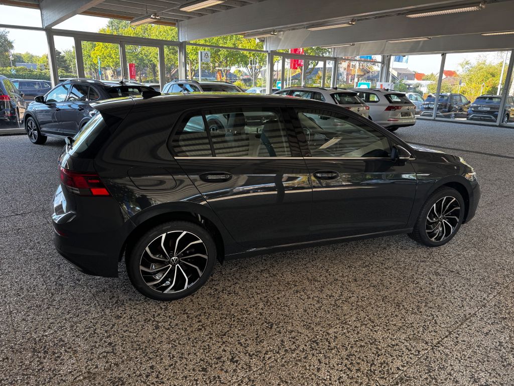 Volkswagen Golf 2024 г. Серый, пробег 25341 км