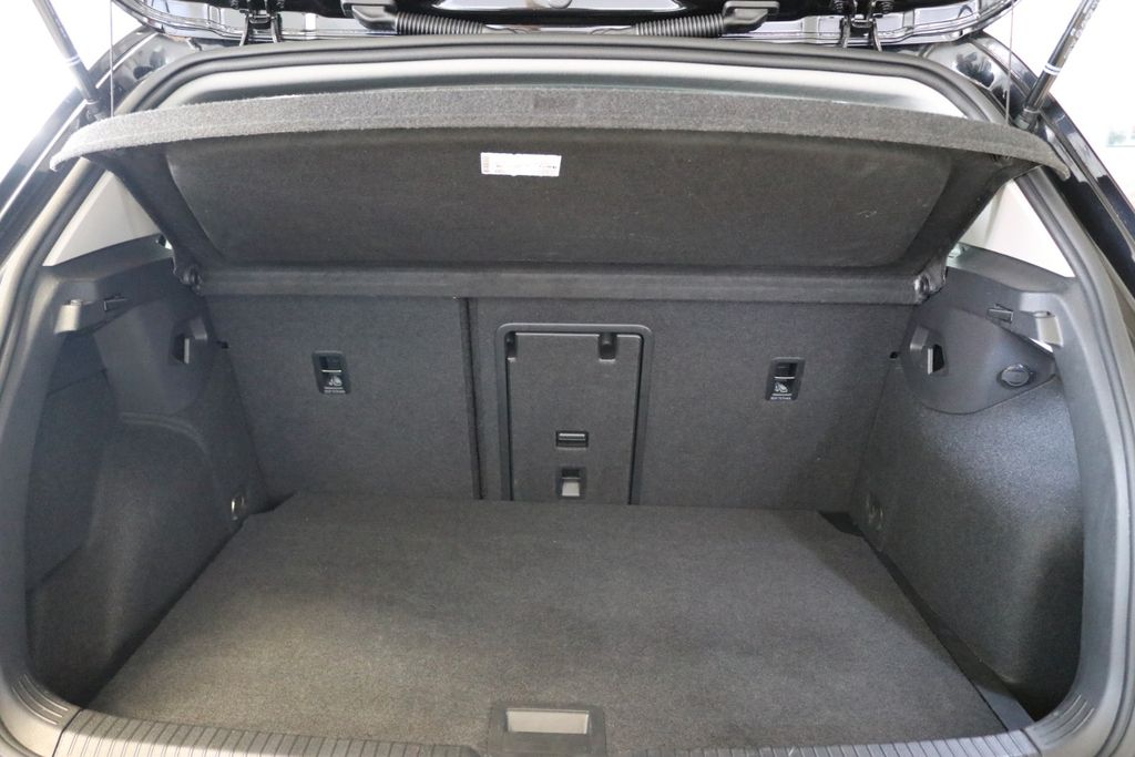 Volkswagen Golf 2023 г. Чёрный, пробег 44306 км