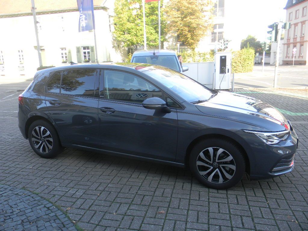 Volkswagen Golf 2023 г. Серый, пробег 25800 км