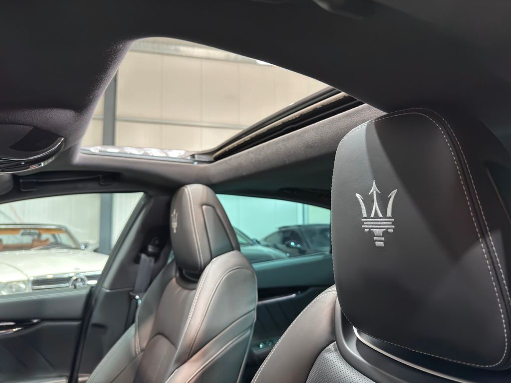 Maserati Quattroporte 2022 г. Серый, пробег 45000 км