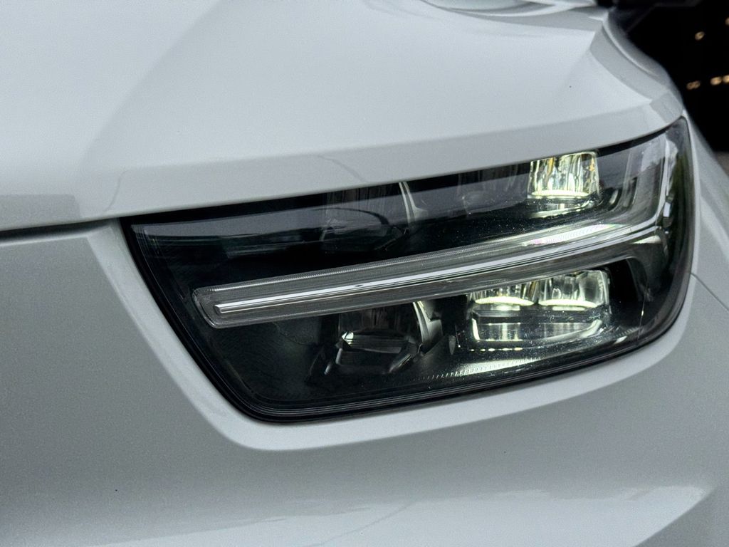 Volvo XC40 2021 г. Белый, пробег 51120 км